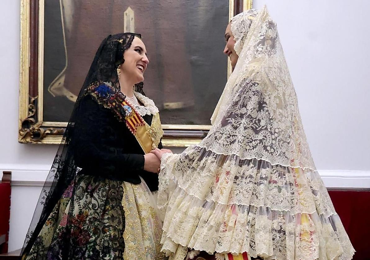 María José Catalá, primera alcaldesa en vestirse de valenciana